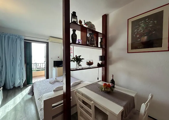 Seafront Apartment+balcony شقة *