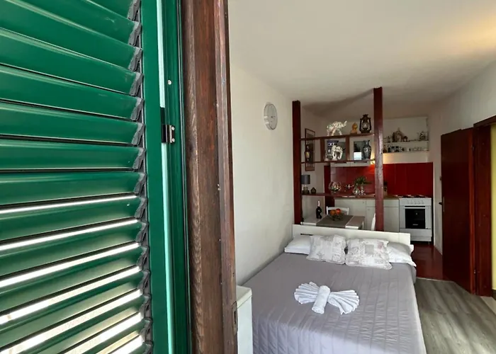 Seafront Apartment+balcony شقة