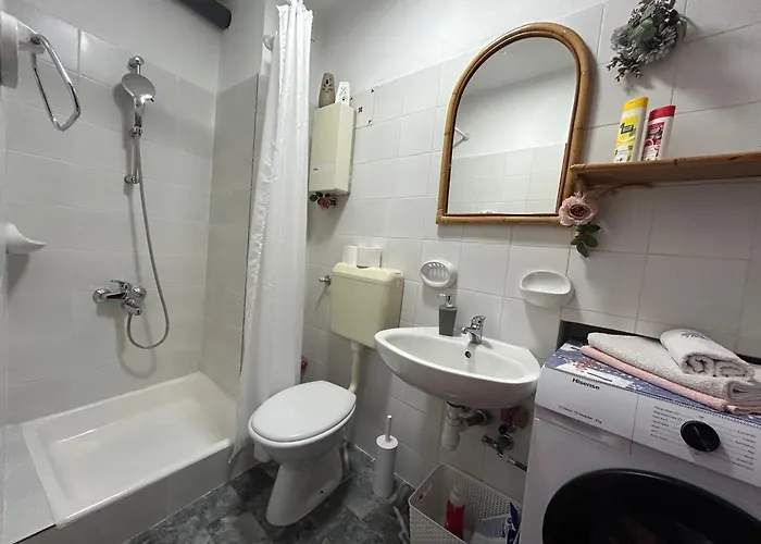 Seafront Apartment+balcony شقة *