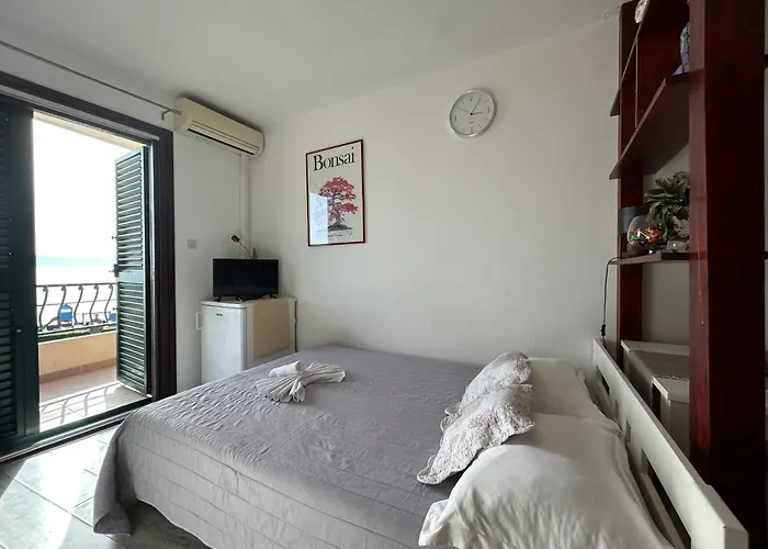 Seafront Apartment+balcony شقة بودغورا