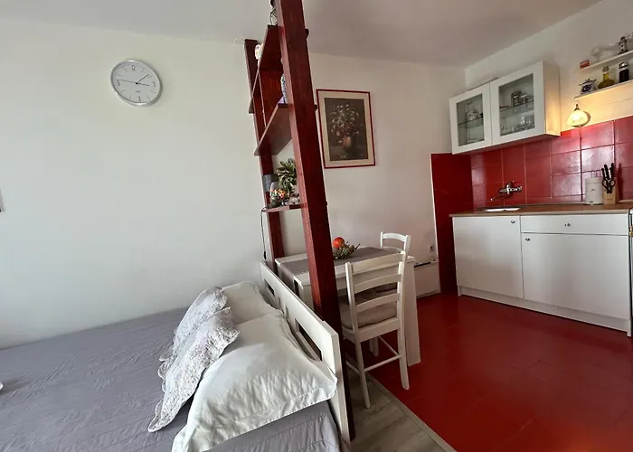 Seafront Apartment+balcony شقة